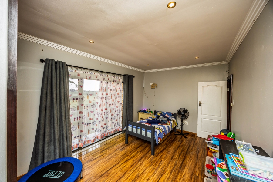 To Let 5 Bedroom Property for Rent in Cove Rock Eastern Cape